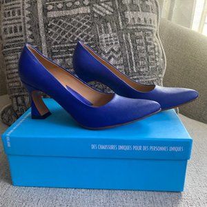 BLUE BIG PRESENCE DESMOND CLASSIC ANGULAR PUMP